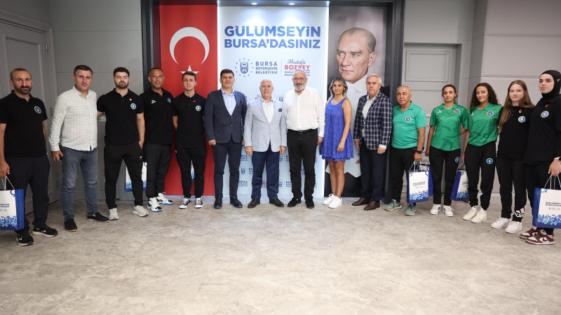 Mustafa Bozbey şampiyonları kabul etti