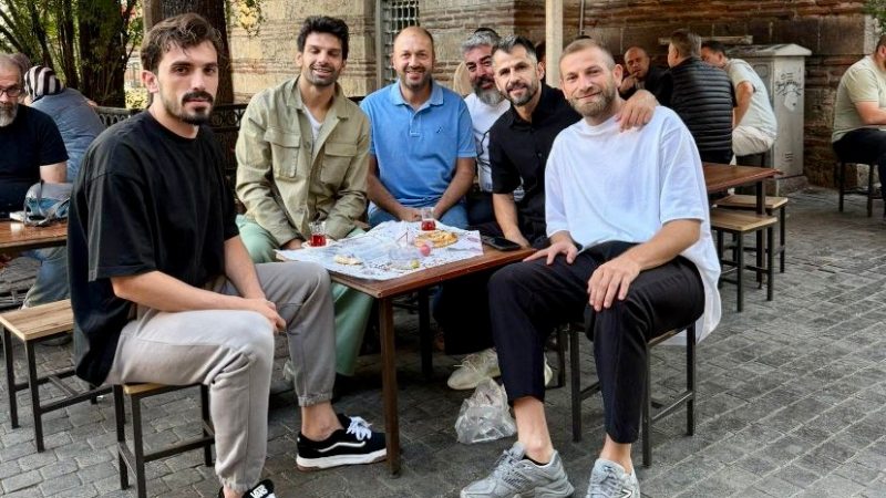 Timsahlar’dan Abdal’da simit-çay keyfi