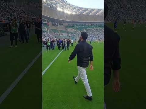 Bursaspor Başkanı Enes Çelik, maç öncesi taraftarı selamladı! #sporbursatr #bursaspor