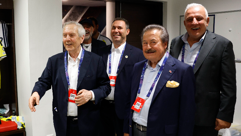 Bursaspor eski başkanı Cavit Çağlar, Fenerbahçe soyunma odasında...