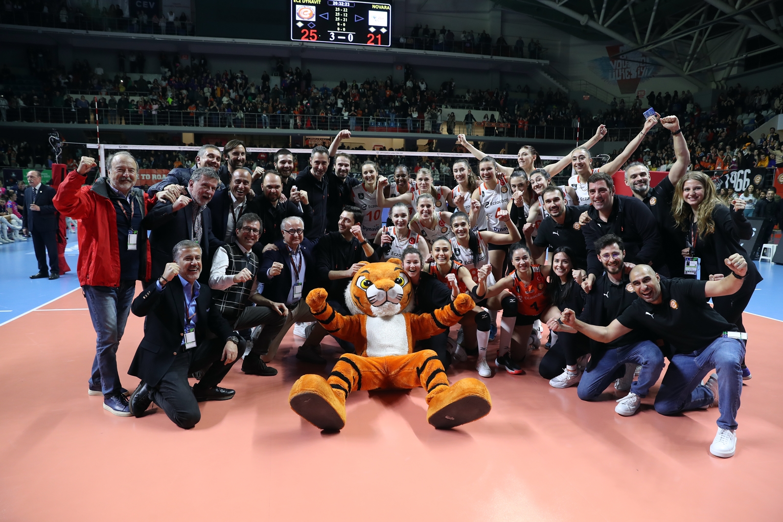 Eczacıbaşı Dynavit finalde