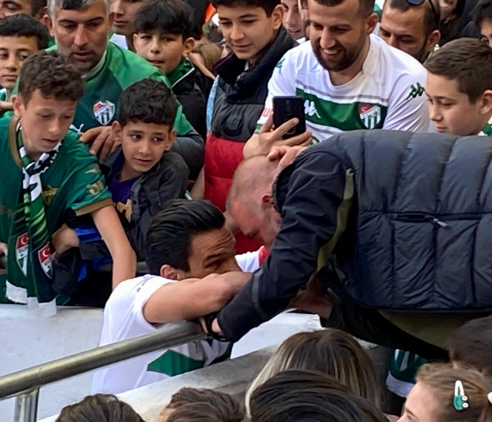 Golünü attı, eski hocasına koştu!