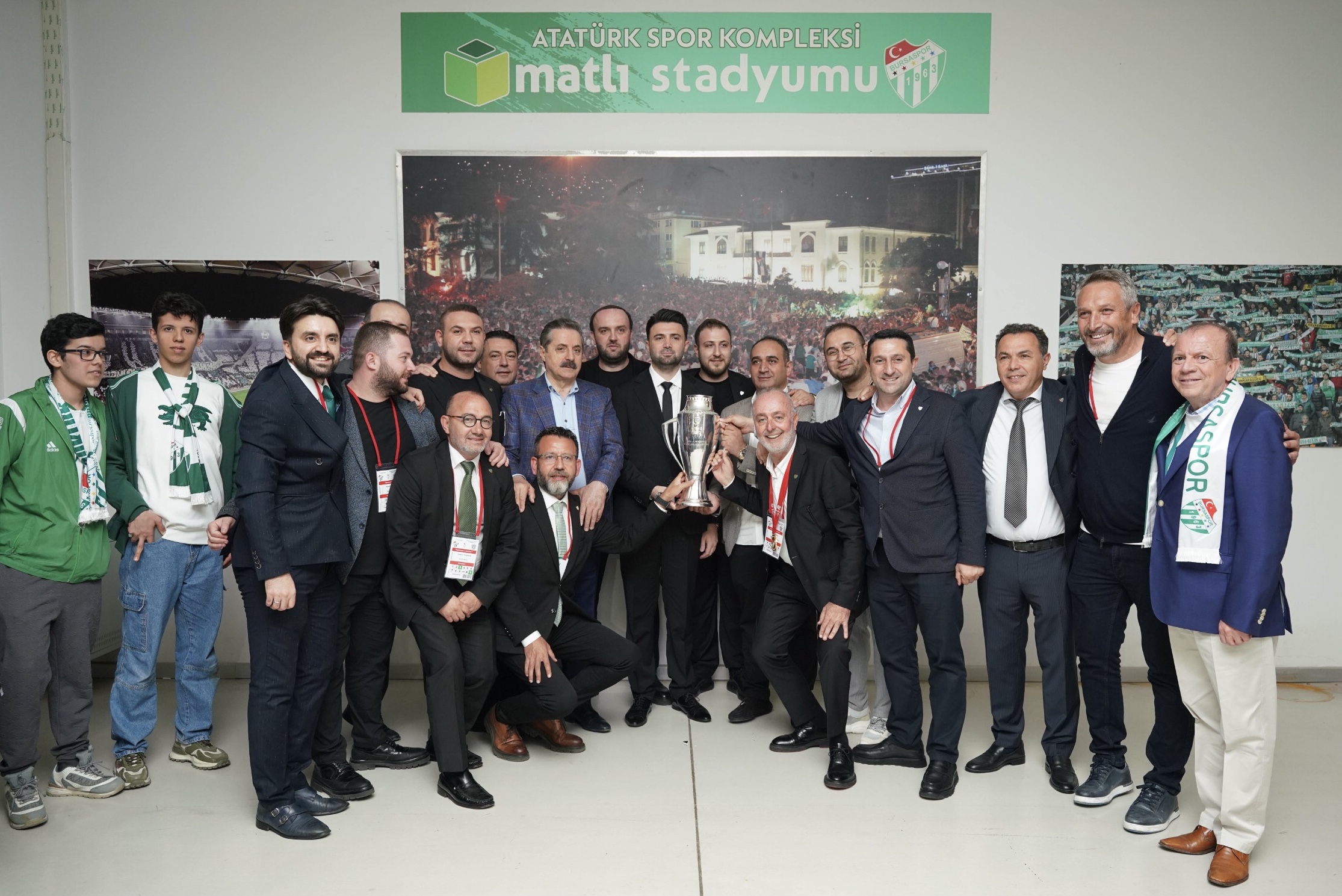 Yönetimden kupayla şampiyonluk hatırası!