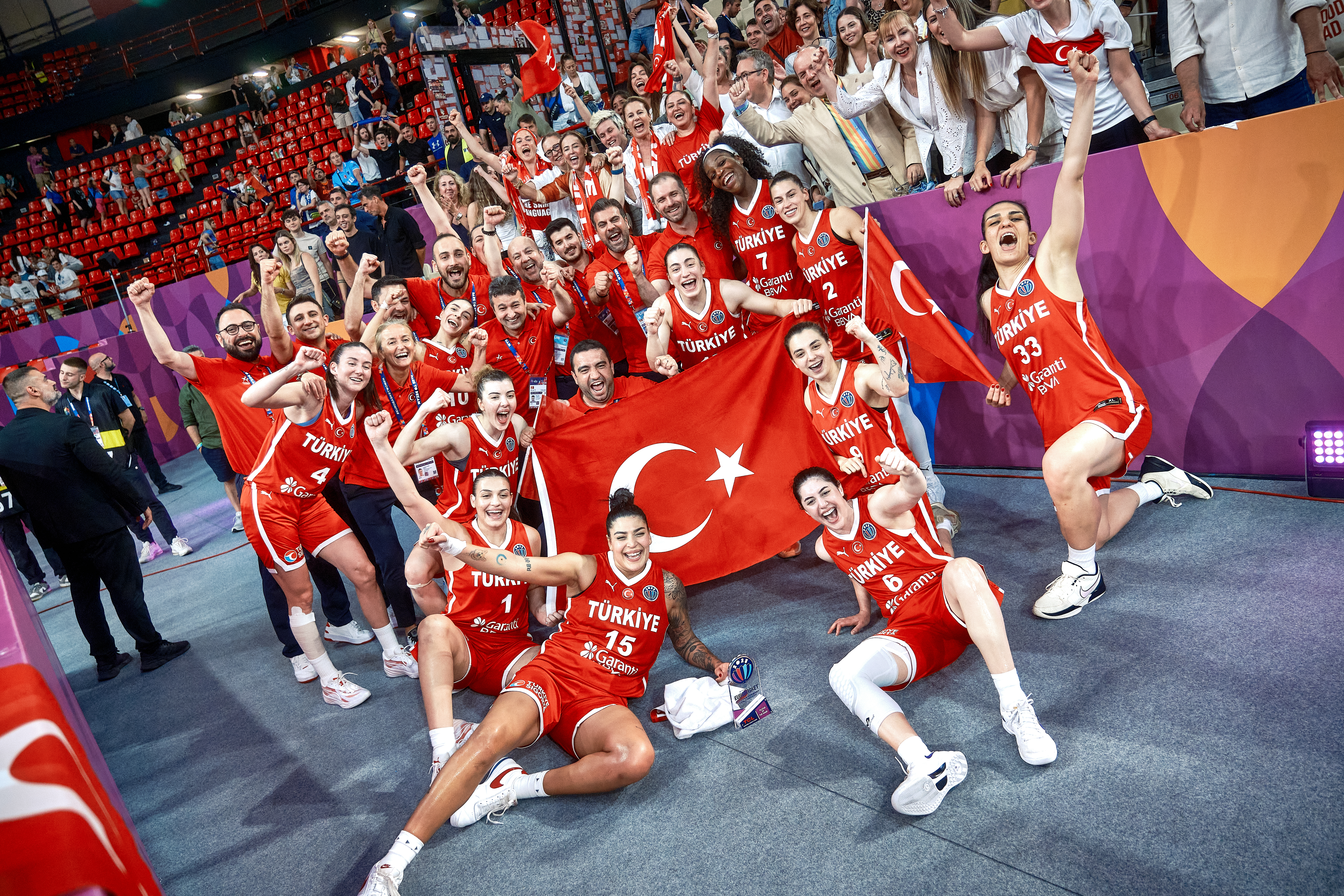 Yunanistan'ı evinde devirdik! Çeyrek finaldeyiz