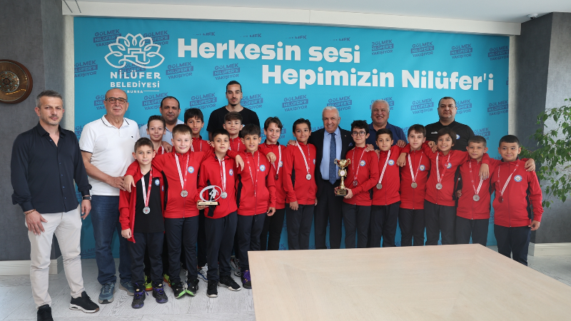Özdemir minik basketbolcuları kutladı