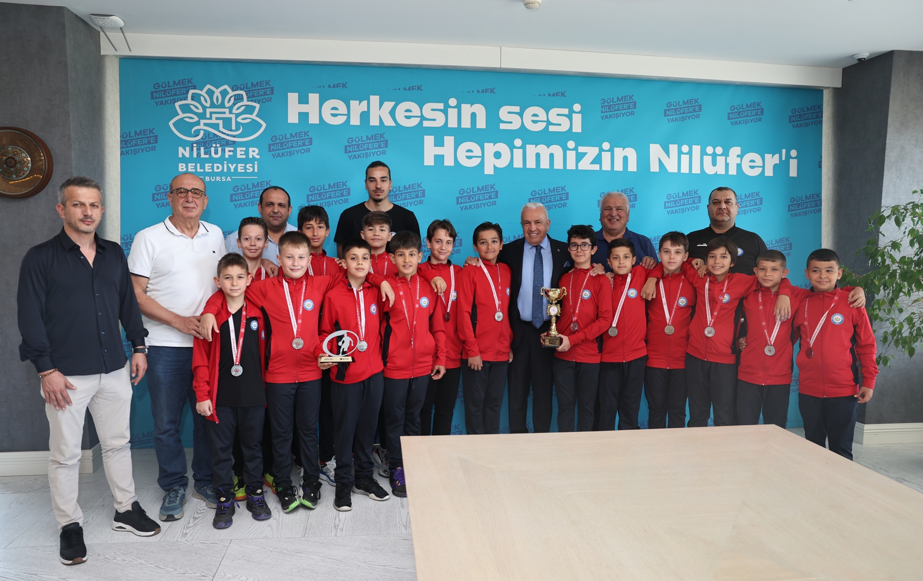 Özdemir minik basketbolcuları kutladı