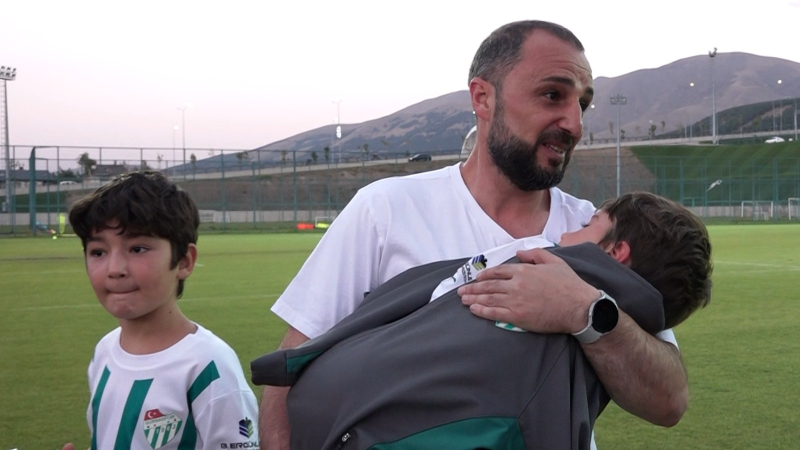 Adem Çağlayan'ın oğlu kucağında uyuyunca...