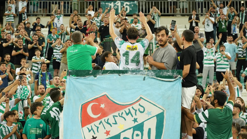 Tribünün "Hakkı"nı verdi!