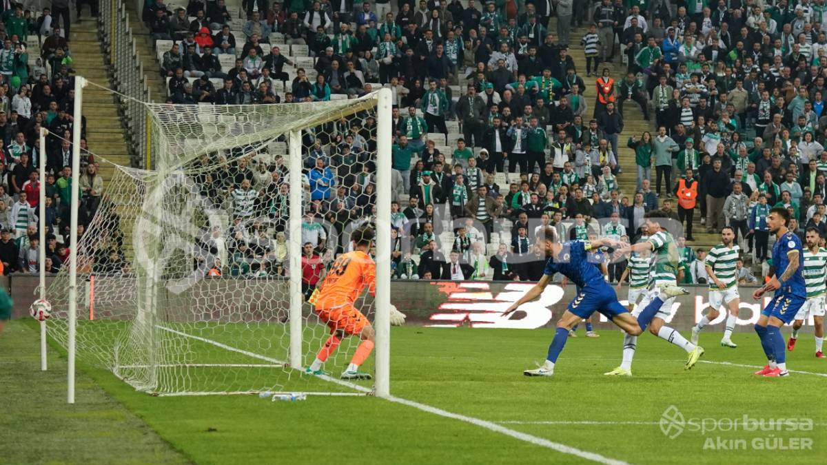 BURSASPOR - MENEMEN FK MAÇ FOTOĞRAFLARI