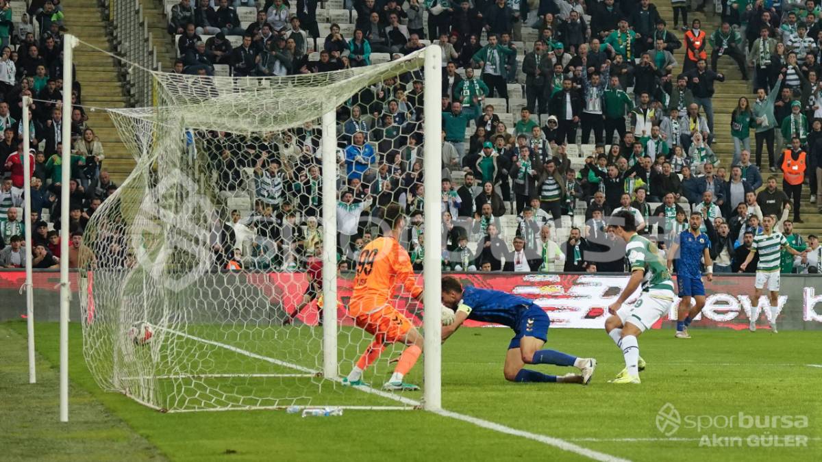 BURSASPOR - MENEMEN FK MAÇ FOTOĞRAFLARI