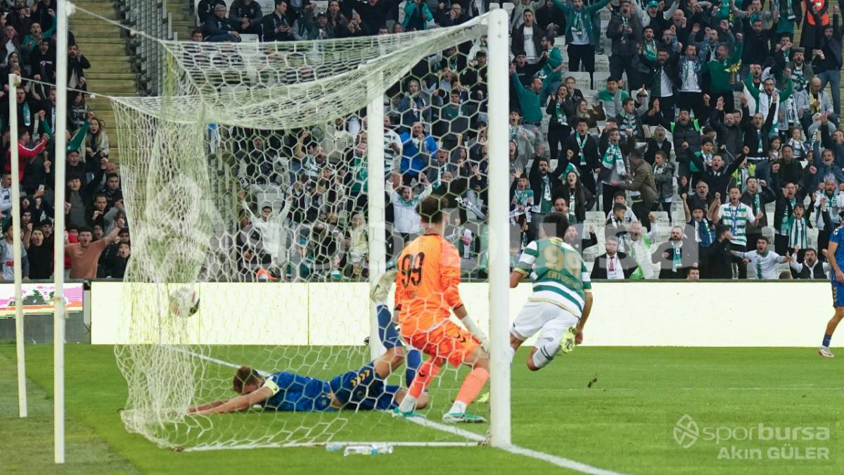 BURSASPOR - MENEMEN FK MAÇ FOTOĞRAFLARI