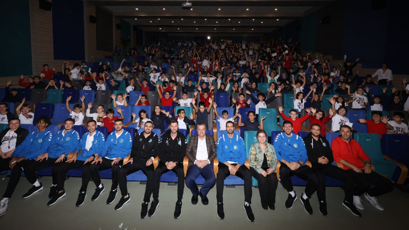 Büyükşehirli voleybolcuları terlettiler