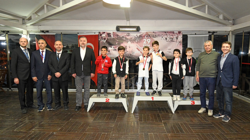 Satranç ustaları kupalarına kavuştu