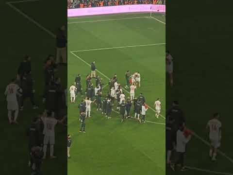 Hakan Çalhanoğlu maç sonunda tribünlere üçlü çektirdi! 🇹🇷 #BizimÇocuklar #MilliTakım