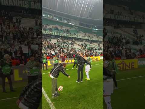 Yeşil beyazlı takım galibiyeti taraftarıyla birlikte kutluyor!📢🐊 #bursaspor #sporbursatr