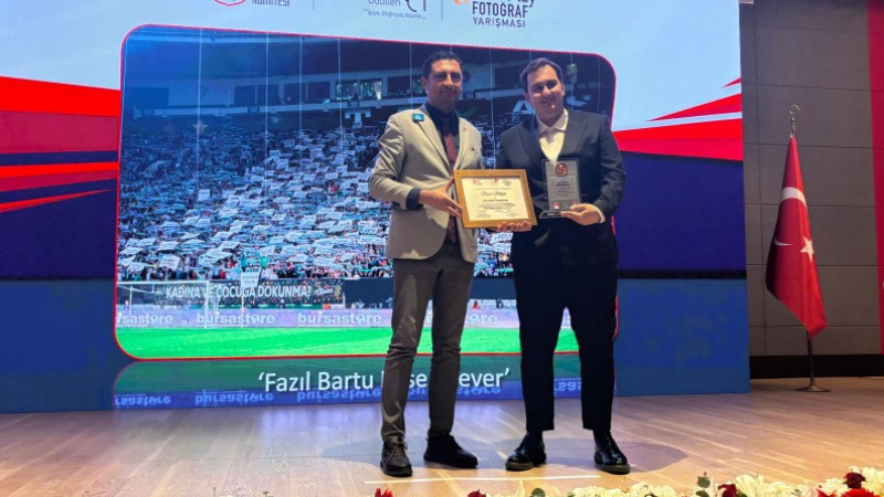 Avrupa’dan Bursaspor medya sorumlusu Bartu Kösemsever’e ödül