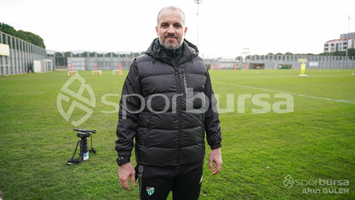 BURSASPOR'UN TEKNİK DİREKTÖR MUSTAFA ER YÖNETİMİNDEKİ İLK ANTRENMANININ FOTOĞRAFLARI