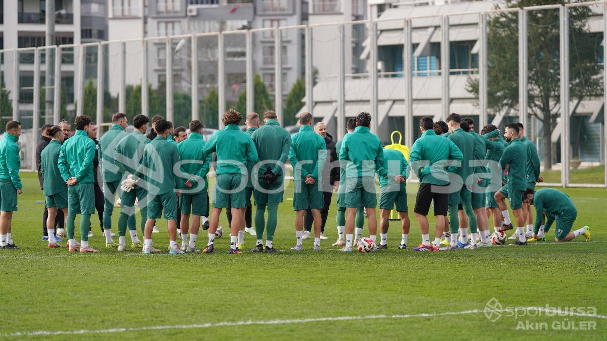 BURSASPOR'UN TEKNİK DİREKTÖR MUSTAFA ER YÖNETİMİNDEKİ İLK ANTRENMANININ FOTOĞRAFLARI