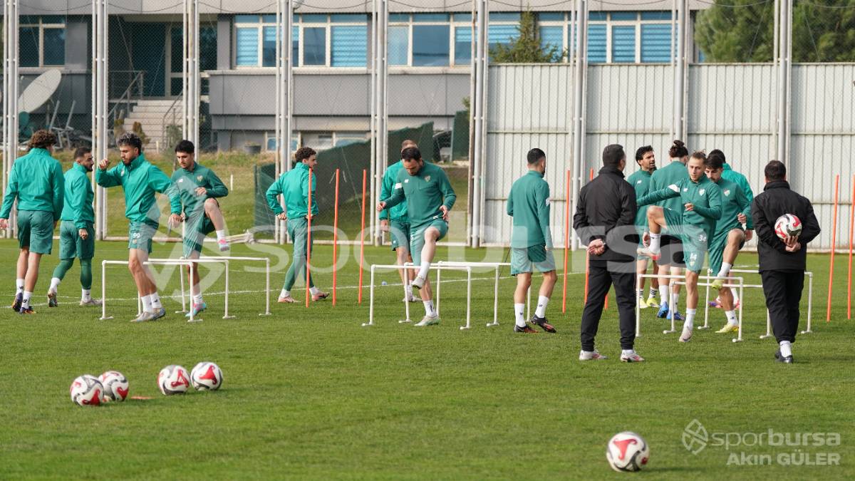 BURSASPOR'UN TEKNİK DİREKTÖR MUSTAFA ER YÖNETİMİNDEKİ İLK ANTRENMANININ FOTOĞRAFLARI