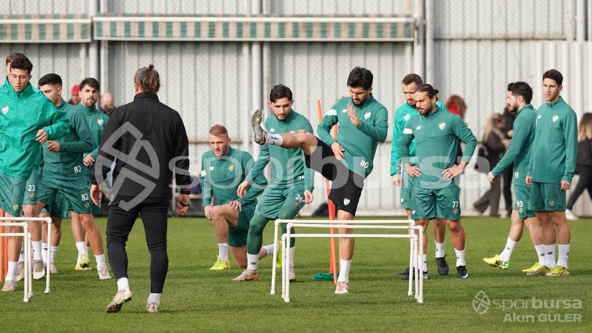 BURSASPOR'UN TEKNİK DİREKTÖR MUSTAFA ER YÖNETİMİNDEKİ İLK ANTRENMANININ FOTOĞRAFLARI