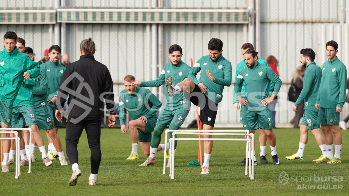 BURSASPOR'UN TEKNİK DİREKTÖR MUSTAFA ER YÖNETİMİNDEKİ İLK ANTRENMANININ FOTOĞRAFLARI