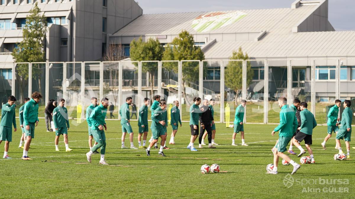 BURSASPOR'UN TEKNİK DİREKTÖR MUSTAFA ER YÖNETİMİNDEKİ İLK ANTRENMANININ FOTOĞRAFLARI