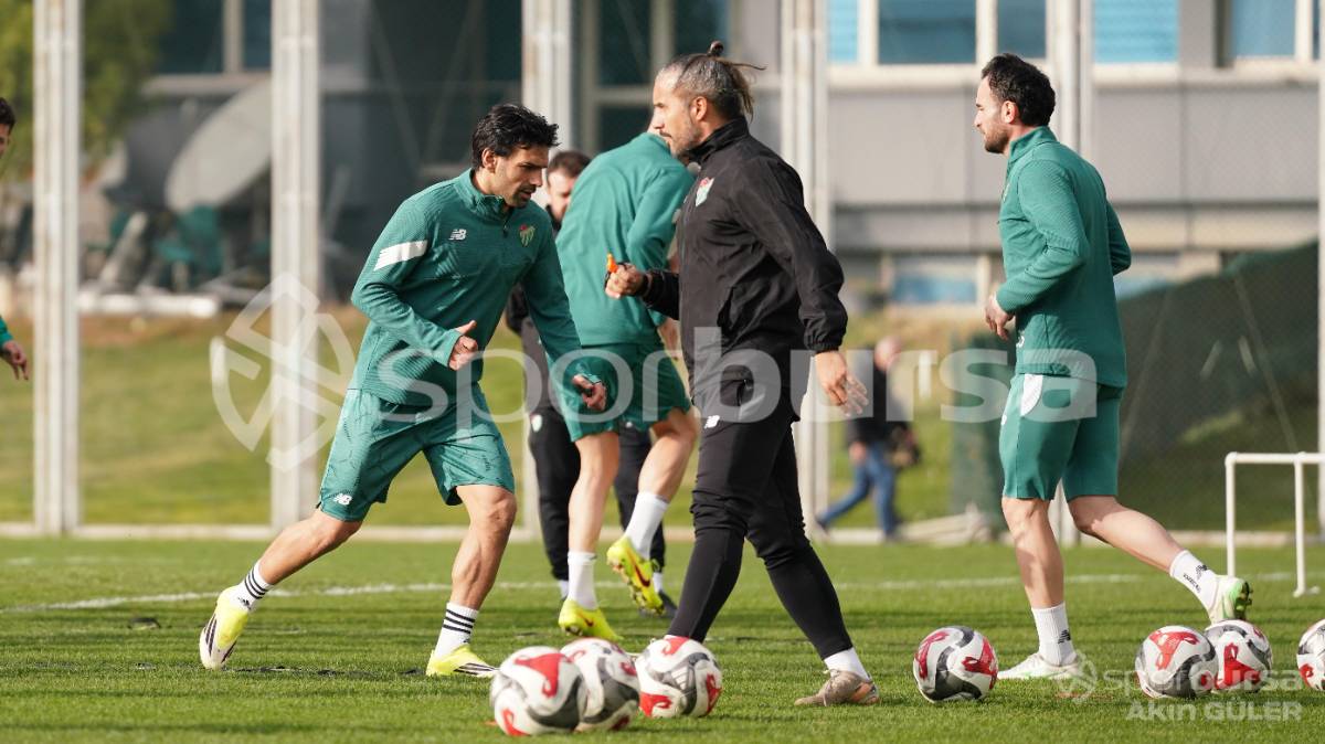 BURSASPOR'UN TEKNİK DİREKTÖR MUSTAFA ER YÖNETİMİNDEKİ İLK ANTRENMANININ FOTOĞRAFLARI