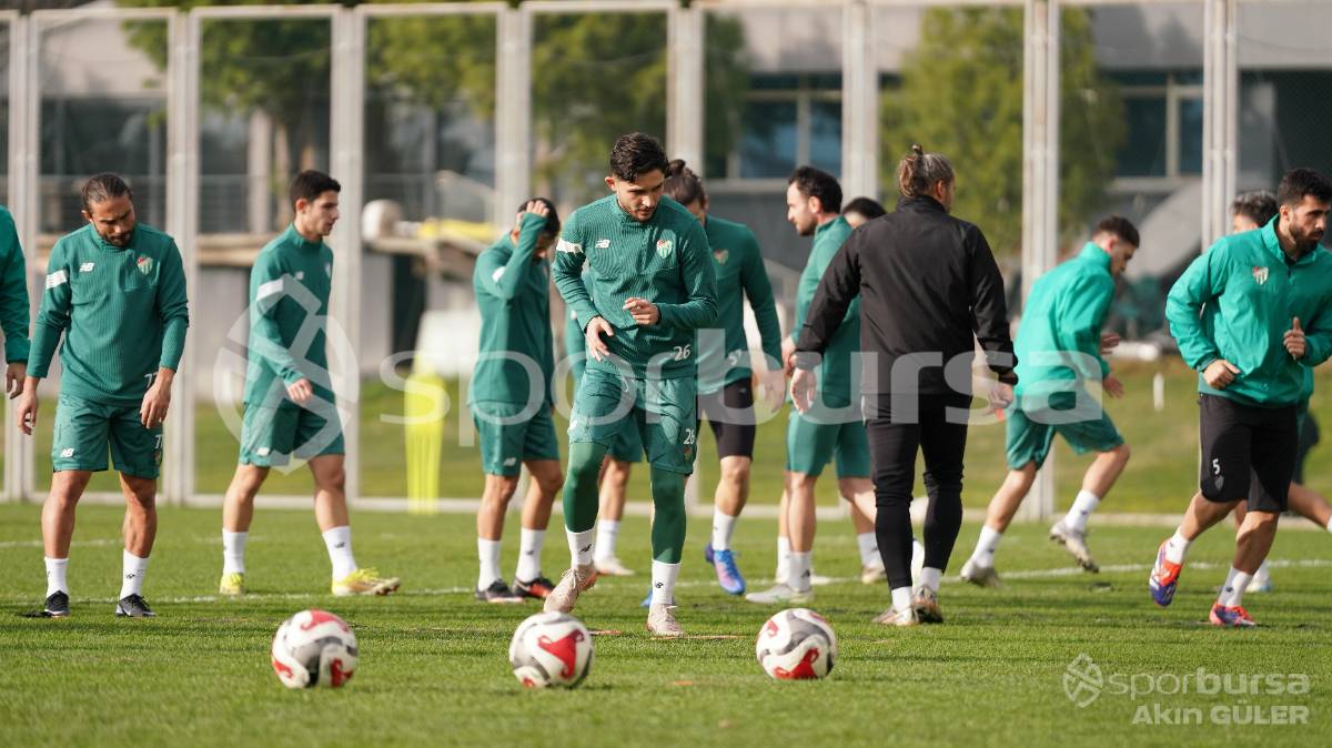 BURSASPOR'UN TEKNİK DİREKTÖR MUSTAFA ER YÖNETİMİNDEKİ İLK ANTRENMANININ FOTOĞRAFLARI