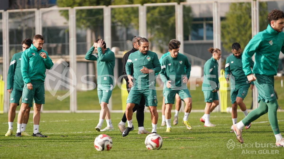 BURSASPOR'UN TEKNİK DİREKTÖR MUSTAFA ER YÖNETİMİNDEKİ İLK ANTRENMANININ FOTOĞRAFLARI