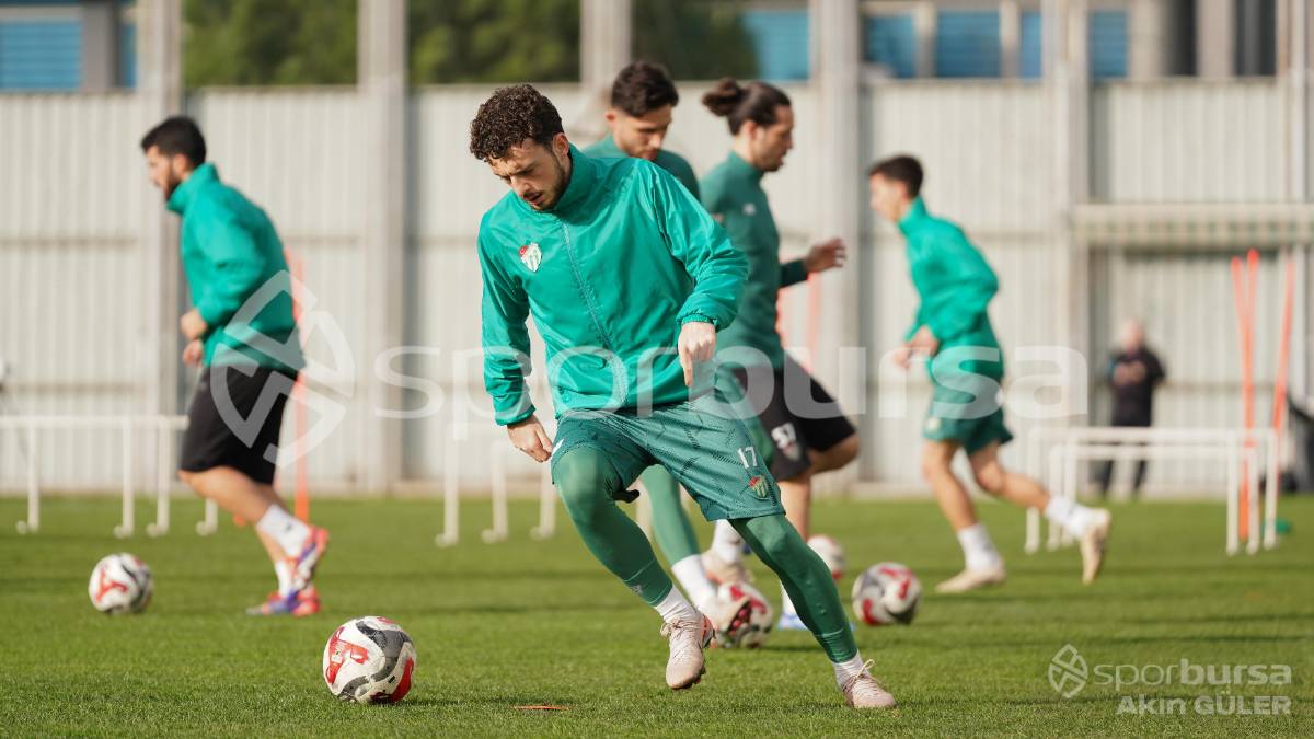BURSASPOR'UN TEKNİK DİREKTÖR MUSTAFA ER YÖNETİMİNDEKİ İLK ANTRENMANININ FOTOĞRAFLARI