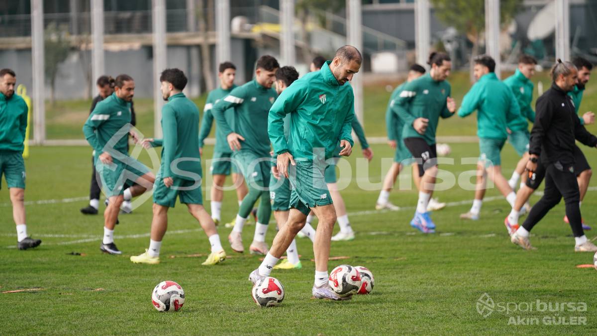 BURSASPOR'UN TEKNİK DİREKTÖR MUSTAFA ER YÖNETİMİNDEKİ İLK ANTRENMANININ FOTOĞRAFLARI