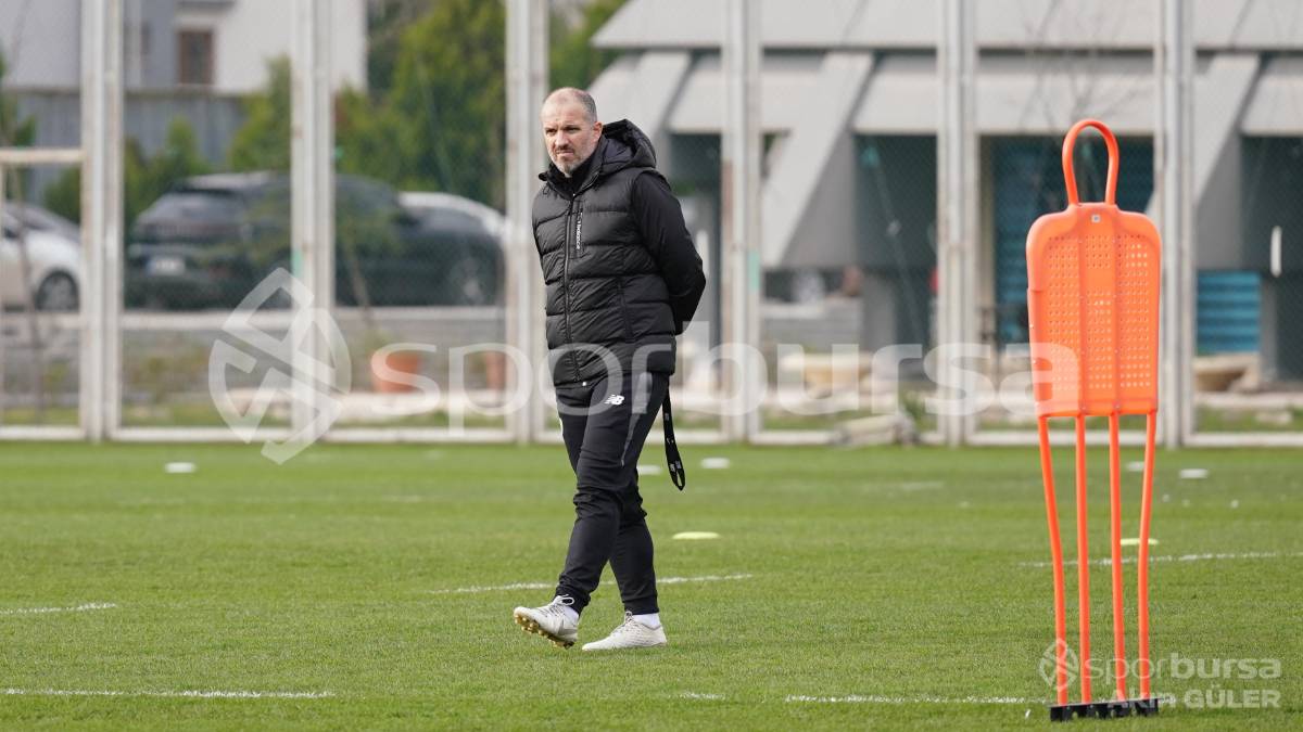 BURSASPOR'UN TEKNİK DİREKTÖR MUSTAFA ER YÖNETİMİNDEKİ İLK ANTRENMANININ FOTOĞRAFLARI
