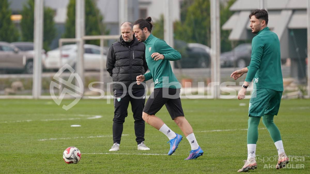 BURSASPOR'UN TEKNİK DİREKTÖR MUSTAFA ER YÖNETİMİNDEKİ İLK ANTRENMANININ FOTOĞRAFLARI