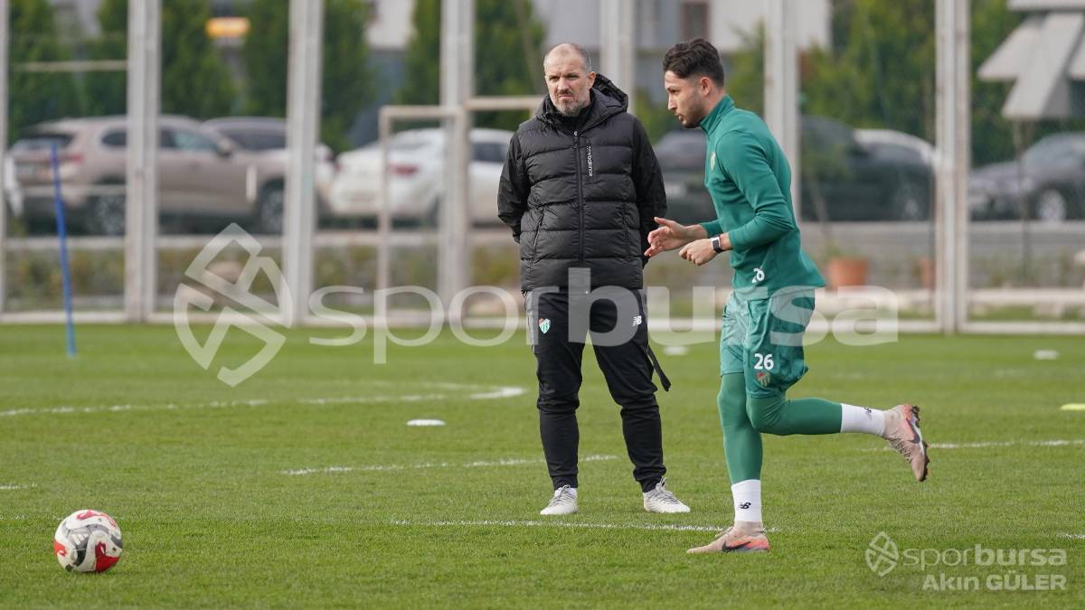 BURSASPOR'UN TEKNİK DİREKTÖR MUSTAFA ER YÖNETİMİNDEKİ İLK ANTRENMANININ FOTOĞRAFLARI