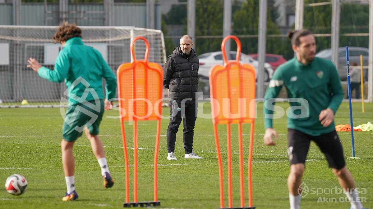 BURSASPOR'UN TEKNİK DİREKTÖR MUSTAFA ER YÖNETİMİNDEKİ İLK ANTRENMANININ FOTOĞRAFLARI