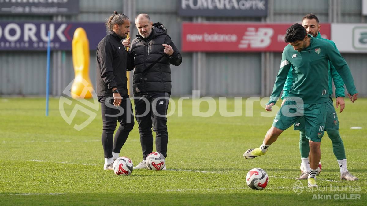BURSASPOR'UN TEKNİK DİREKTÖR MUSTAFA ER YÖNETİMİNDEKİ İLK ANTRENMANININ FOTOĞRAFLARI