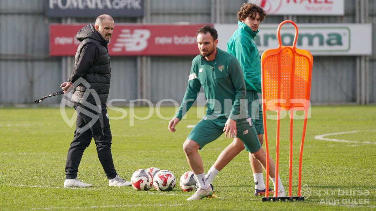 BURSASPOR'UN TEKNİK DİREKTÖR MUSTAFA ER YÖNETİMİNDEKİ İLK ANTRENMANININ FOTOĞRAFLARI