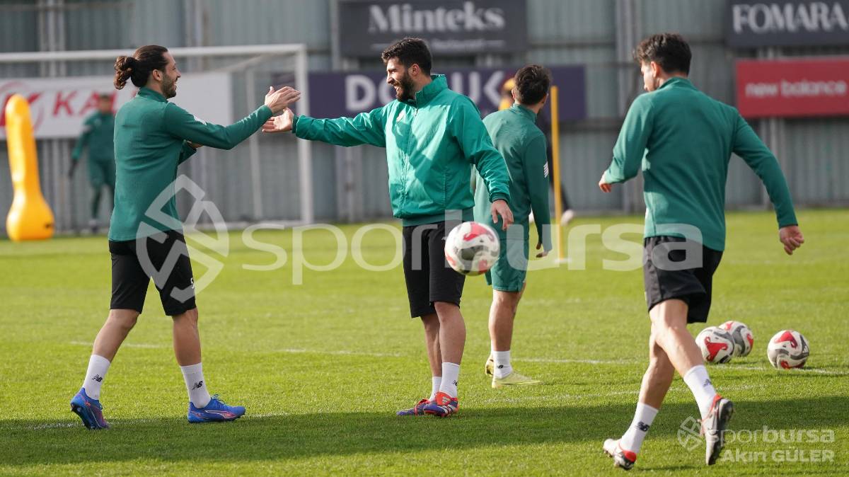 BURSASPOR'UN TEKNİK DİREKTÖR MUSTAFA ER YÖNETİMİNDEKİ İLK ANTRENMANININ FOTOĞRAFLARI