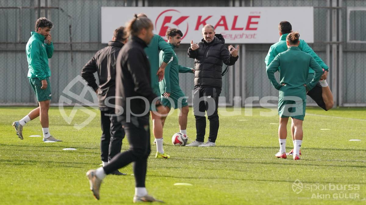 BURSASPOR'UN TEKNİK DİREKTÖR MUSTAFA ER YÖNETİMİNDEKİ İLK ANTRENMANININ FOTOĞRAFLARI