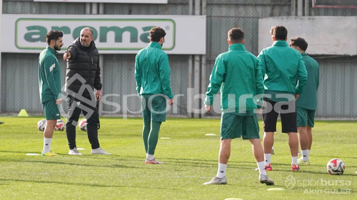 BURSASPOR'UN TEKNİK DİREKTÖR MUSTAFA ER YÖNETİMİNDEKİ İLK ANTRENMANININ FOTOĞRAFLARI