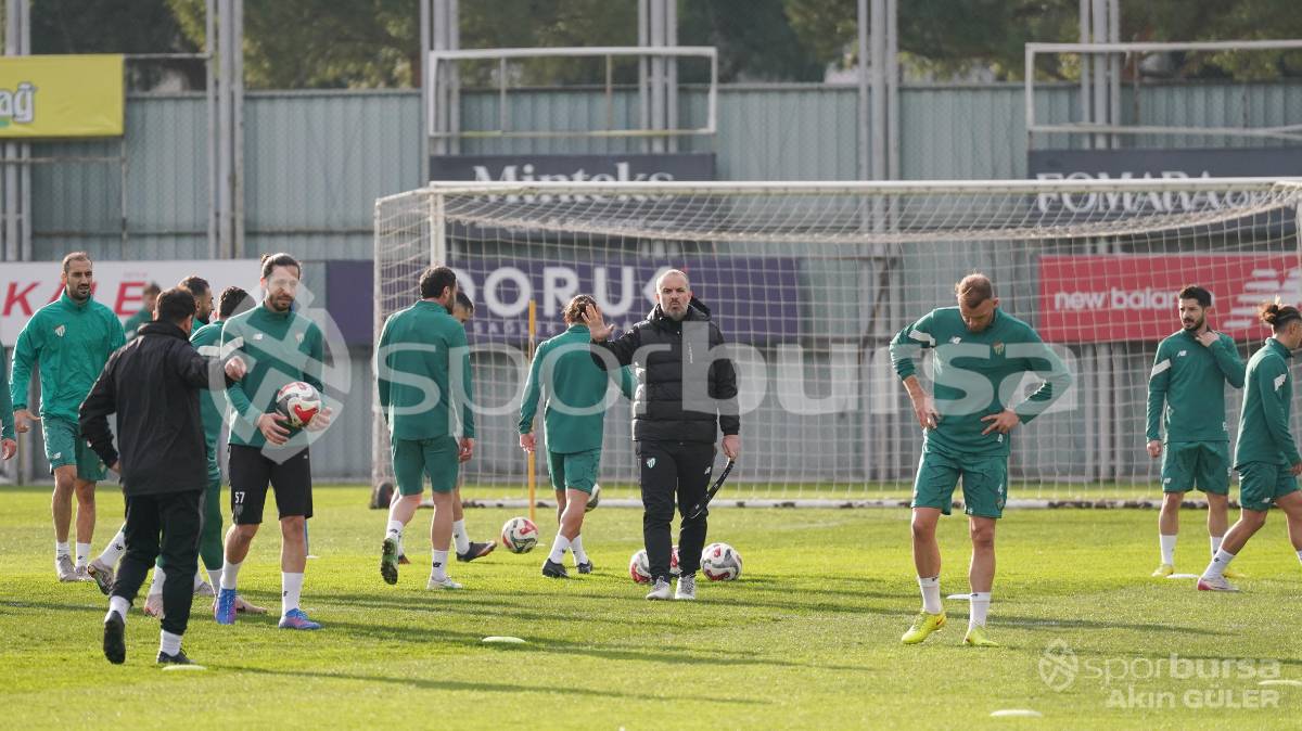 BURSASPOR'UN TEKNİK DİREKTÖR MUSTAFA ER YÖNETİMİNDEKİ İLK ANTRENMANININ FOTOĞRAFLARI