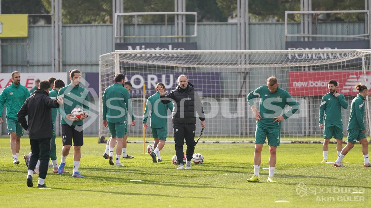 BURSASPOR'UN TEKNİK DİREKTÖR MUSTAFA ER YÖNETİMİNDEKİ İLK ANTRENMANININ FOTOĞRAFLARI