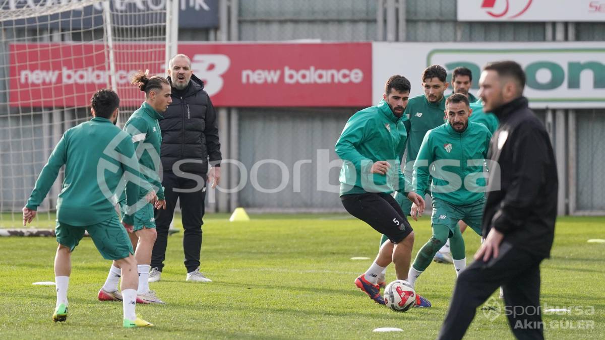 BURSASPOR'UN TEKNİK DİREKTÖR MUSTAFA ER YÖNETİMİNDEKİ İLK ANTRENMANININ FOTOĞRAFLARI