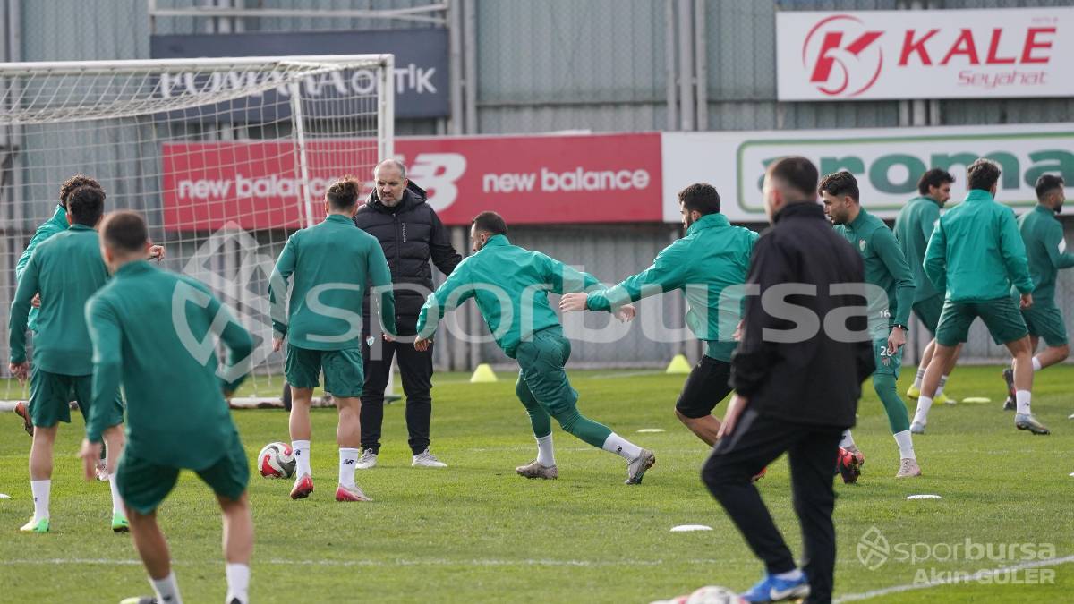 BURSASPOR'UN TEKNİK DİREKTÖR MUSTAFA ER YÖNETİMİNDEKİ İLK ANTRENMANININ FOTOĞRAFLARI