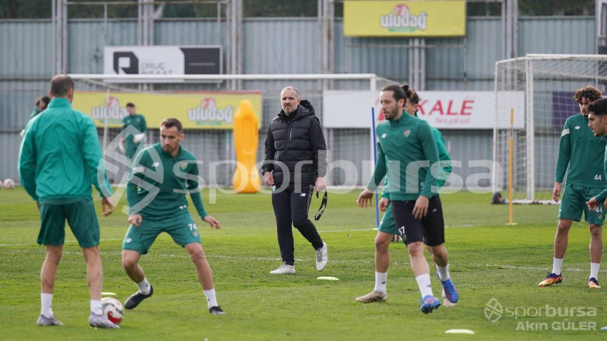 BURSASPOR'UN TEKNİK DİREKTÖR MUSTAFA ER YÖNETİMİNDEKİ İLK ANTRENMANININ FOTOĞRAFLARI