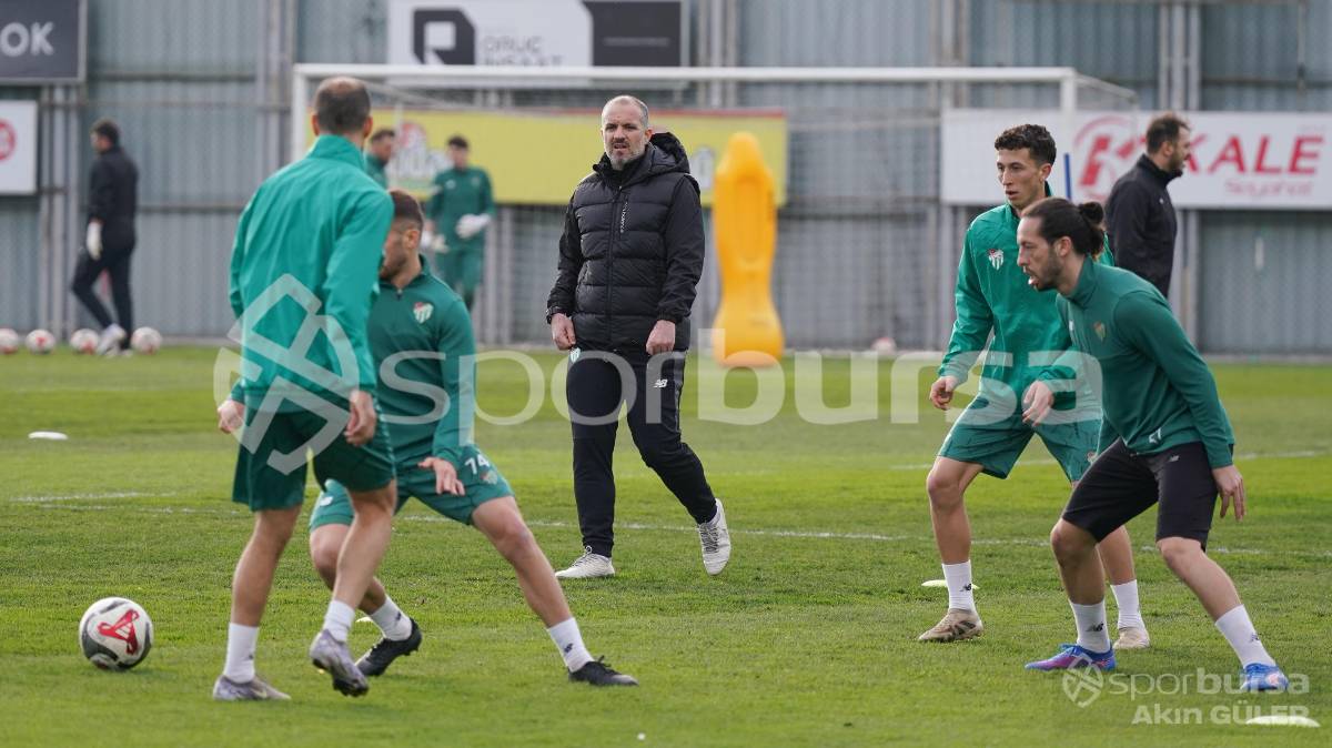 BURSASPOR'UN TEKNİK DİREKTÖR MUSTAFA ER YÖNETİMİNDEKİ İLK ANTRENMANININ FOTOĞRAFLARI