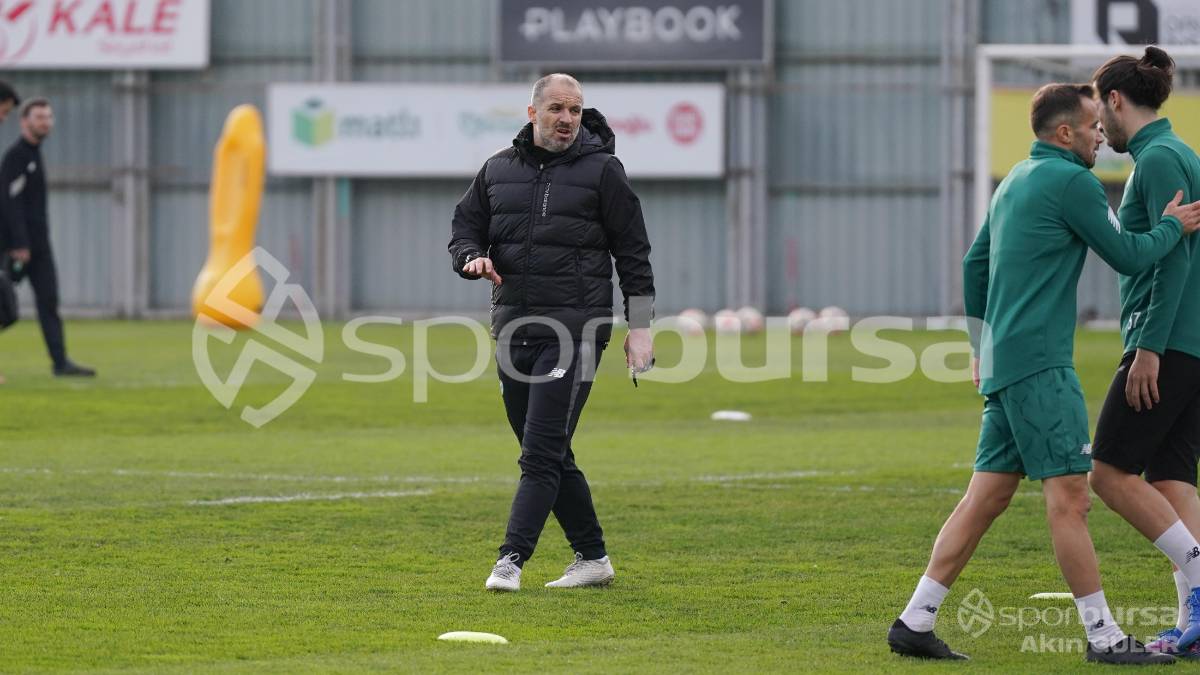 BURSASPOR'UN TEKNİK DİREKTÖR MUSTAFA ER YÖNETİMİNDEKİ İLK ANTRENMANININ FOTOĞRAFLARI