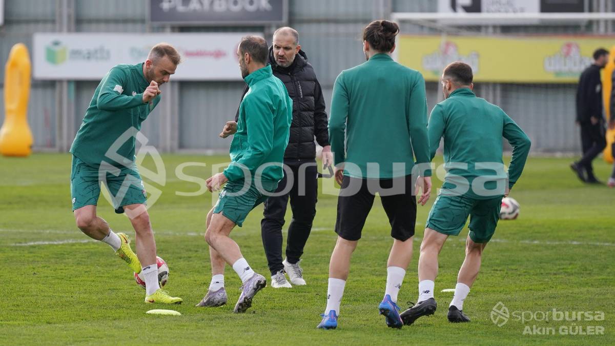 BURSASPOR'UN TEKNİK DİREKTÖR MUSTAFA ER YÖNETİMİNDEKİ İLK ANTRENMANININ FOTOĞRAFLARI