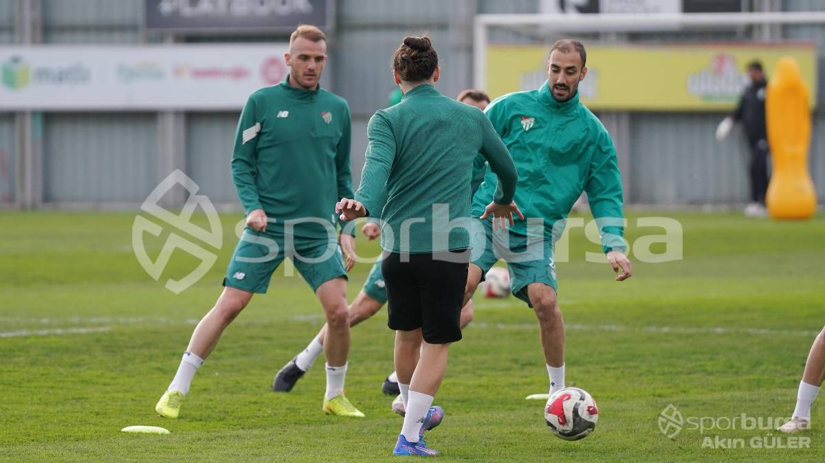 BURSASPOR'UN TEKNİK DİREKTÖR MUSTAFA ER YÖNETİMİNDEKİ İLK ANTRENMANININ FOTOĞRAFLARI
