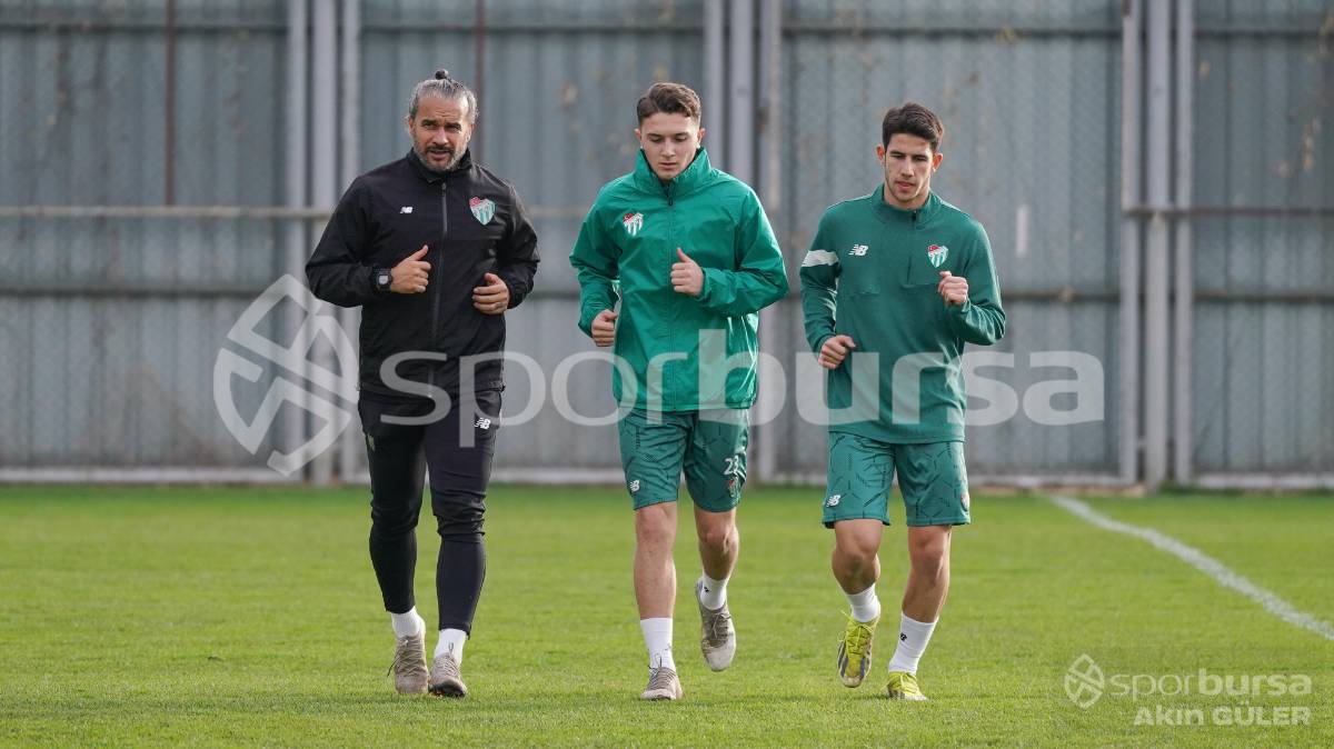 BURSASPOR'UN TEKNİK DİREKTÖR MUSTAFA ER YÖNETİMİNDEKİ İLK ANTRENMANININ FOTOĞRAFLARI